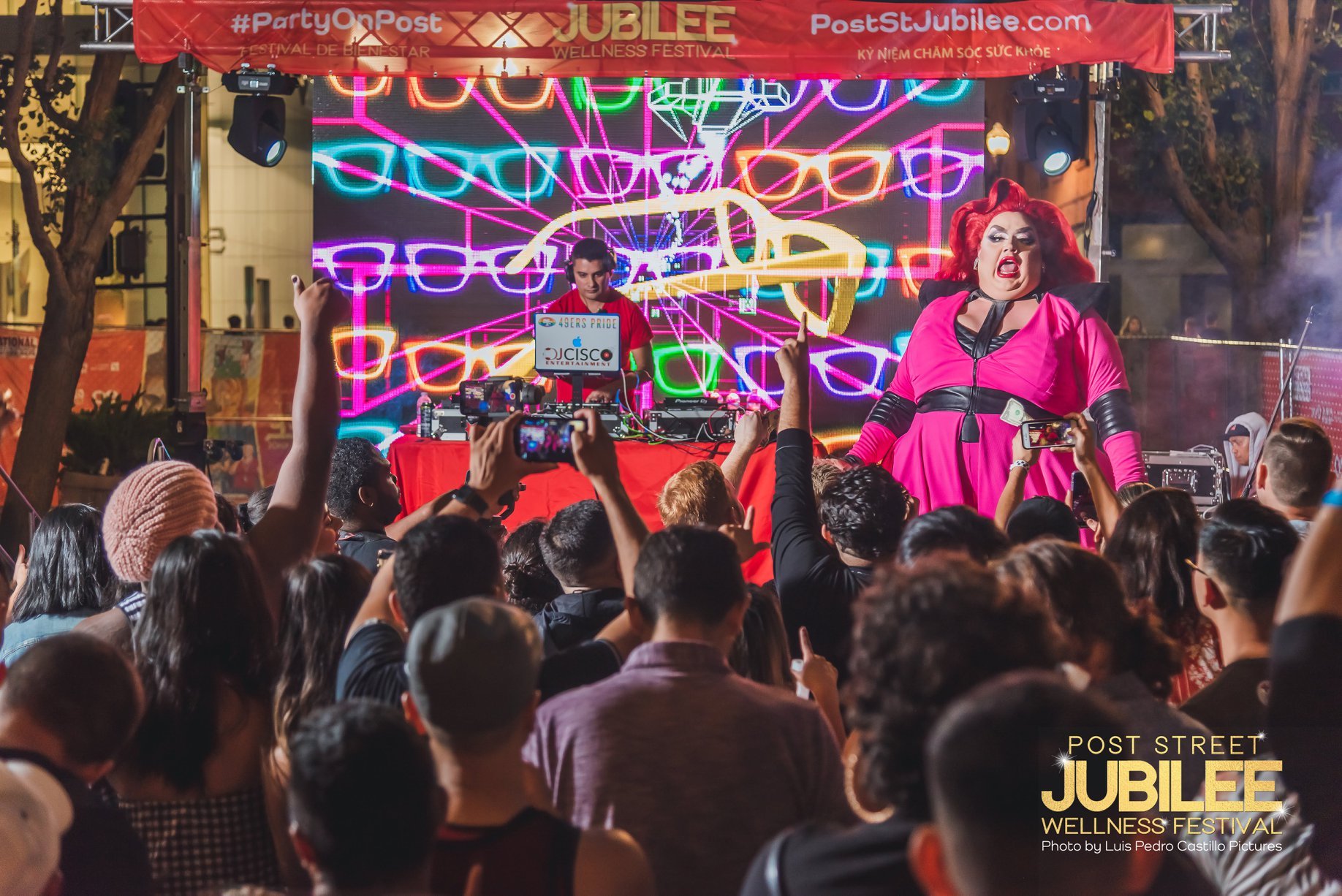 crowds cheer on Eureka O'hara at Jubilee Wellness Festival